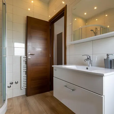 Oasa 1 5* ロヴィニ