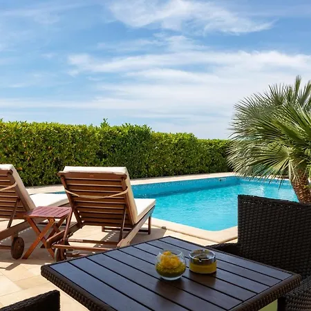 Oasa 1 5* ロヴィニ