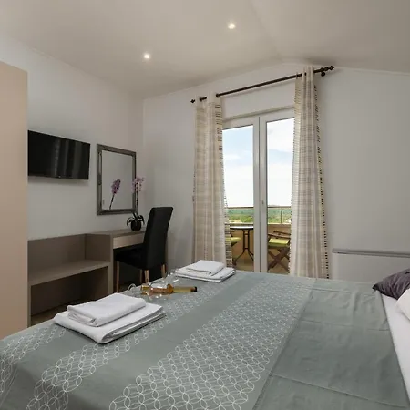 לינה וארוחת בוקר Oasa 1 5*